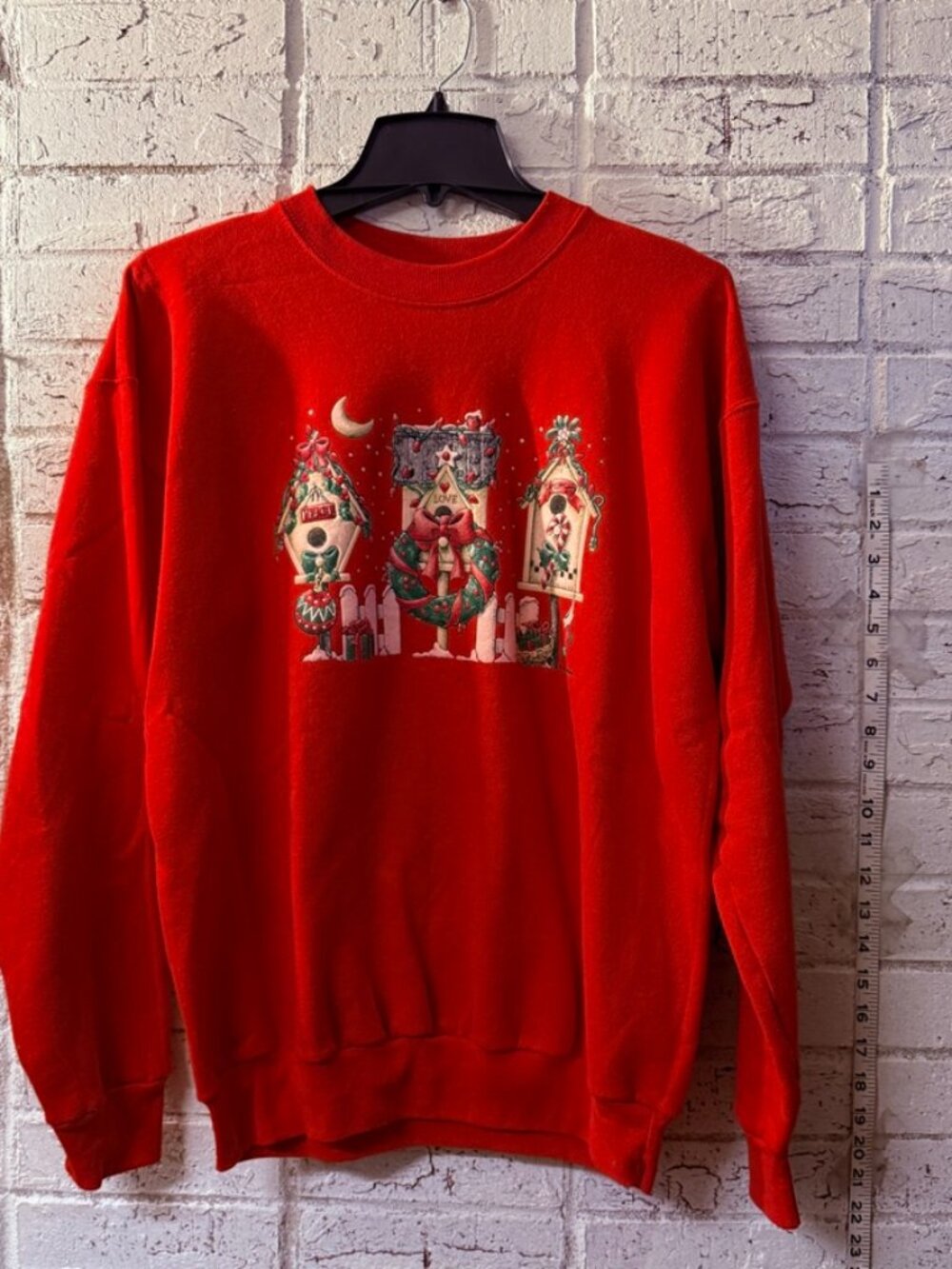 Hanes Medium Christmas Birdhouse Wreath Sweatshirt Red Holiday Graphic Crewneck